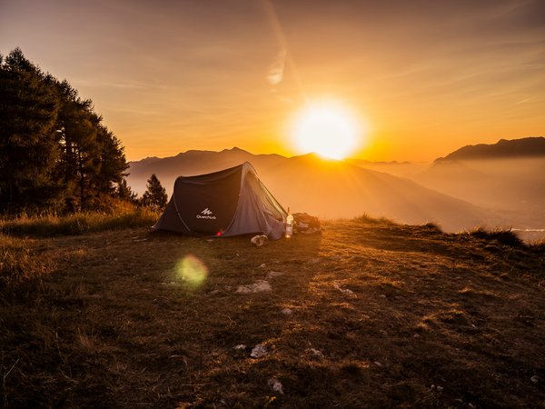 Quels sont les avantages d'une tente légère pour un camping en montagne?